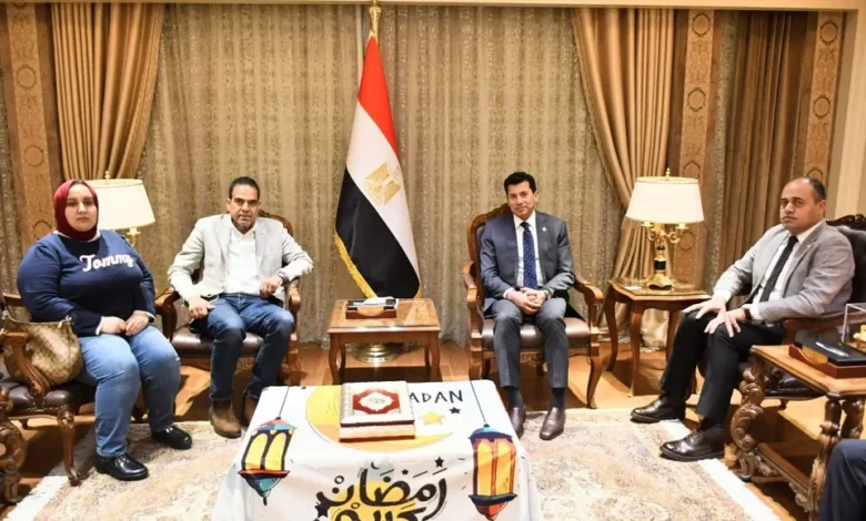 «صبحي»-يستقبل-أسرة-بطل-الإسكواش-«محمد-زكريا»-ويؤكد-دعم-الوزارة-الكامل-للأبطال