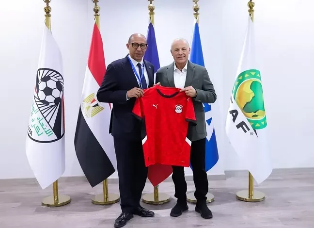 «أبو-ريدة»-يستقبل-رئيس-الاتحاد-الفرنسي-ويهديه-درع-الاتحاد-وقميص-المنتخب