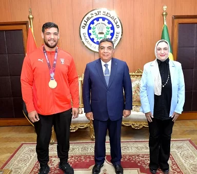 تكريم-يليق-ببطل:-محافظ-الدقهلية-يستقبل-«عبد-اللطيف-منيع»-ويكرمه-على-ذهبية-أفريقيا
